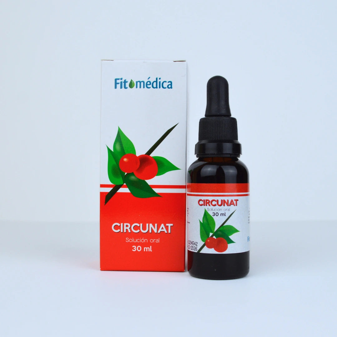 Se muestra un frasco de Circnat de 30 ml junto a su caja. En la etiqueta se muestra el nombre del medicamento, con un diseño que incluye hojas verdes y frutos rojos.