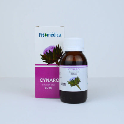 Se muestra el frasco de Cynaro de 60 ml junto a su caja. La etiqueta muestra el nombre del medicamento, con un diseño que incluye una flor morada y hojas verdes.