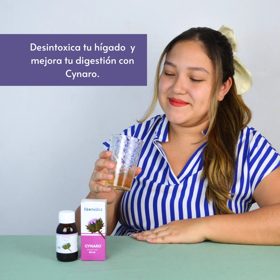 Mujer sosteniendo un vaso con el medicamento Cynaro diluido. A su lado, se muestra el frasco y la caja de Cynaro. En la parte superior un texto que dice: 'Desintoxica tu hígado y mejora tu digestión con Cynaro'.