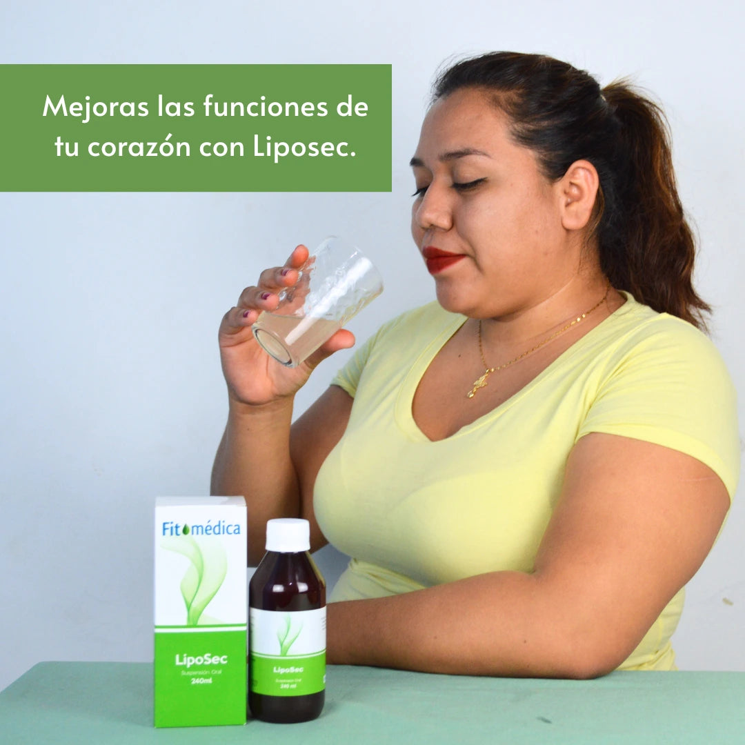 Mujer sosteniendo un vaso que contiene medicamento Liposec, A su lado, se encuentran el frasco y la caj de Liposec. En la parte superior, se muestra un texto que dice: Mweora las funciones de tu corazón con Liposec.